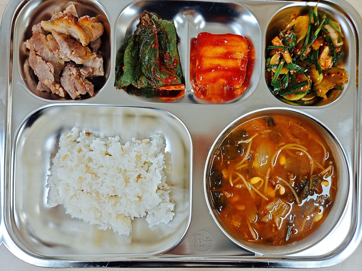 귀리밥 
장터국밥 (5.6.16)
맥적구이 (5.6.10.13.16)
오이부추무침 (5.6.13)
깻잎김치 (9)
수제떡꼬치 (5.6.12.13)