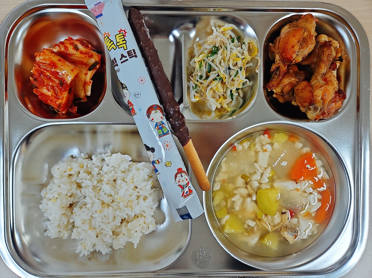 차조밥 
맑은순두부국 (5.6.18)
닭봉깐풍조림 (5.6.13.15.18)
숙주미나리무침 
배추김치 (9)
초코스틱 (2.5.6)